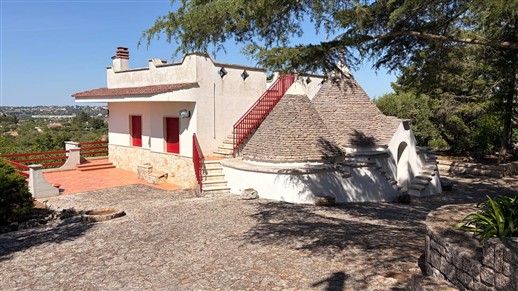 Villa Panoramica In Buone Condizioni Con Trullo Comunicante.